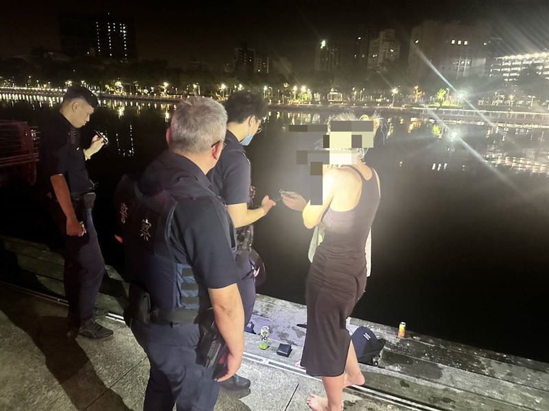 高雄市前鎮區今天(24日)凌晨愛河驚傳有人落水,警消獲報到場,發現是一名22歲奧地利籍國際學生,因酒後一時興起,男子跳入愛河游泳。(圖/翻攝畫面)