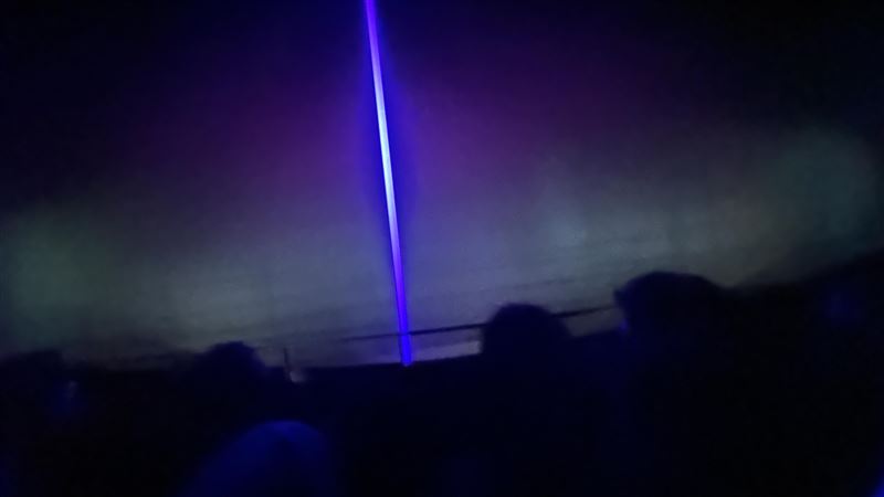 美麗華IMAX昨晚間在播放史詩鉅作《奧德賽》時突然故障,螢幕閃出一條藍光後黑屏。(圖/Threads@as5550470333授權提供)