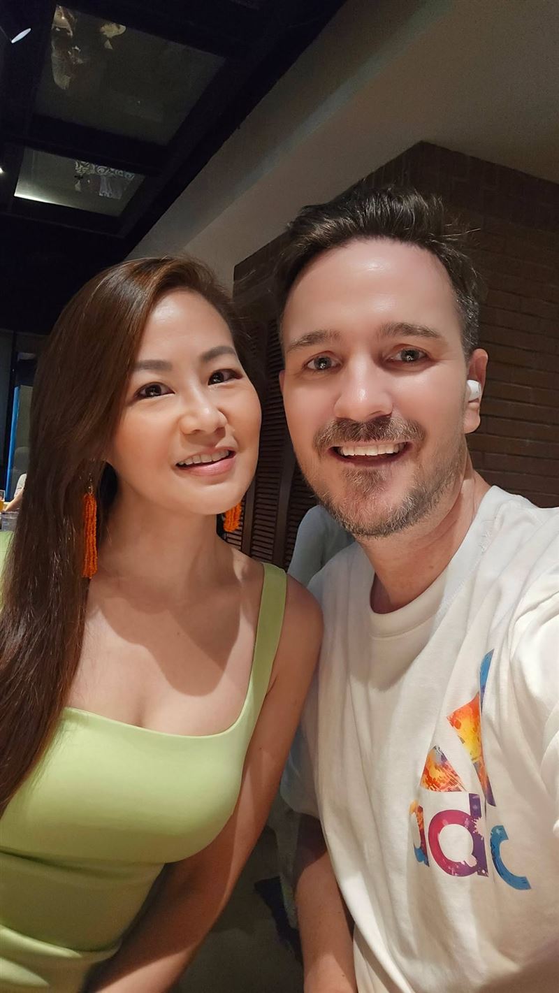 兩性專家欣西亞與美籍老公Shane任翔結婚23年。(圖/翻攝自臉書)