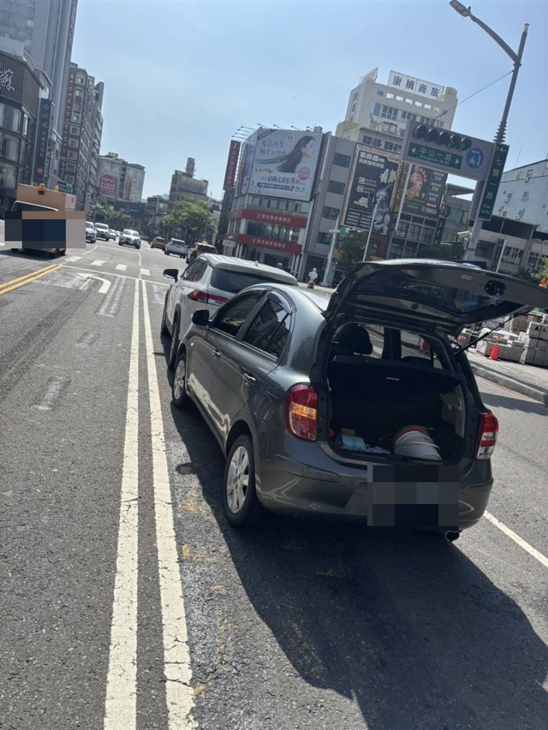 鄭姓老翁低頭撿拾物品未注意追撞前車。(圖/翻攝畫面)