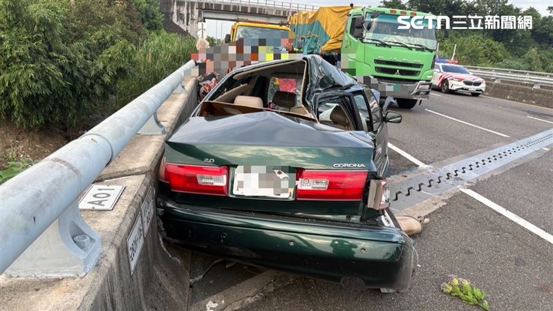 婦人開車自撞,釀成後方載運巨型鋼管的半聯結車撞擊肇事。(圖/翻攝畫面)