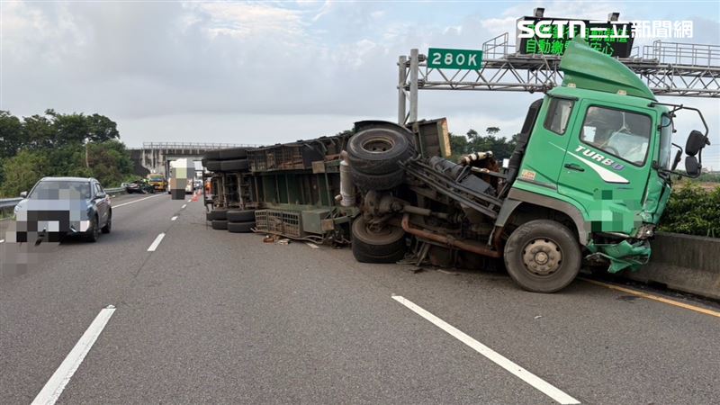 半聯結車後車斗載運的巨型鋼管,散落一地,導致內、中線、外側車道佔用。(圖/翻攝畫面)