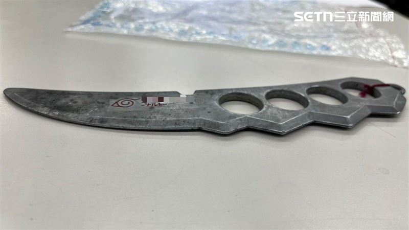 北市男子攜帶《火影忍者》查克拉刀搭捷運遭警送辦。(圖/翻攝畫面)