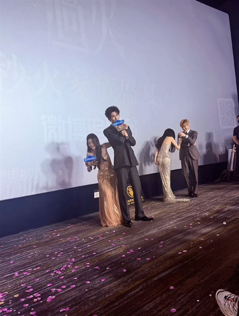 陳妍希早在21日就在微博大讚《這一秒過火》直呼:「真的好瘋好上頭,已追平!」。沒想到才隔兩天,她就現身北京活動,還帶著親姊姊一起追星。(圖/翻攝自微博 @陳妍希michelle)