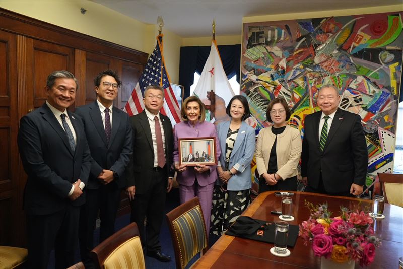 民進黨團見美國眾議院議長強森、榮譽議長裴洛西，裴洛西並舉著當年訪問台灣時的照片與眾人合影。（圖／立法院民進黨團提供）