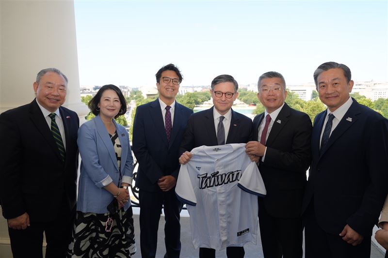民進黨團見美國眾議院議長強森、榮譽議長裴洛西等重量級政治人物，圖中手拿球衣者為共和黨籍的眾議院議長強森。（圖／立法院民進黨團提供）