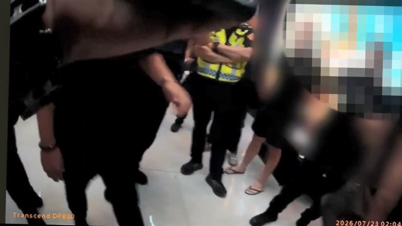 大批警力趕來才將這群不法份子壓制。（圖／翻攝畫面）