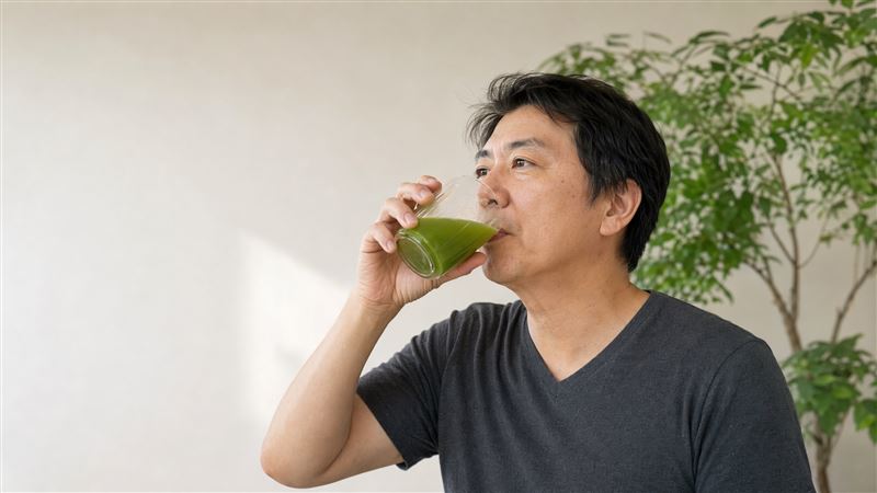 男病患以為喝精力湯是護腎排毒，結果造成身體不適。（示意圖／AI生成）