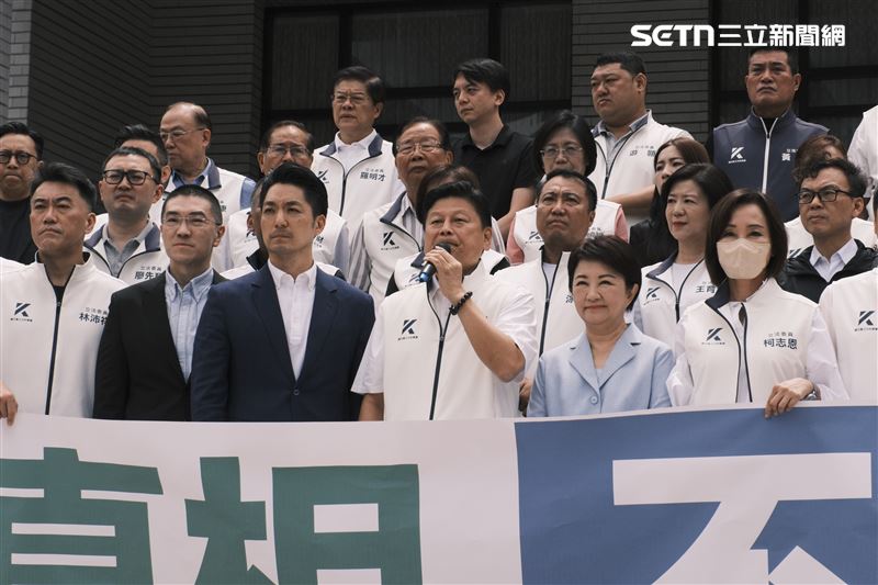 藍白立委與蔣萬安、謝國樑、盧秀燕合體，號召民眾明天上凱道抗議致癌油。（圖／記者楊士誼攝影）