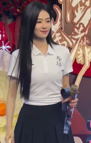 白鹿出席新劇《開到荼蘼》開機儀式時，意外在舞台上踩空摔倒。（圖／翻攝自微博）