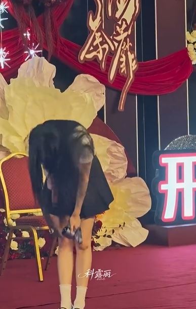 白鹿踩空摔倒後，仍在台上完成剩餘演出環節。（圖／翻攝自微博）
