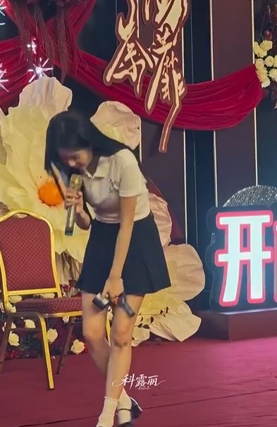 白鹿出席新劇《開到荼蘼》開機儀式時，意外在舞台上踩空摔倒。（圖／翻攝自微博）