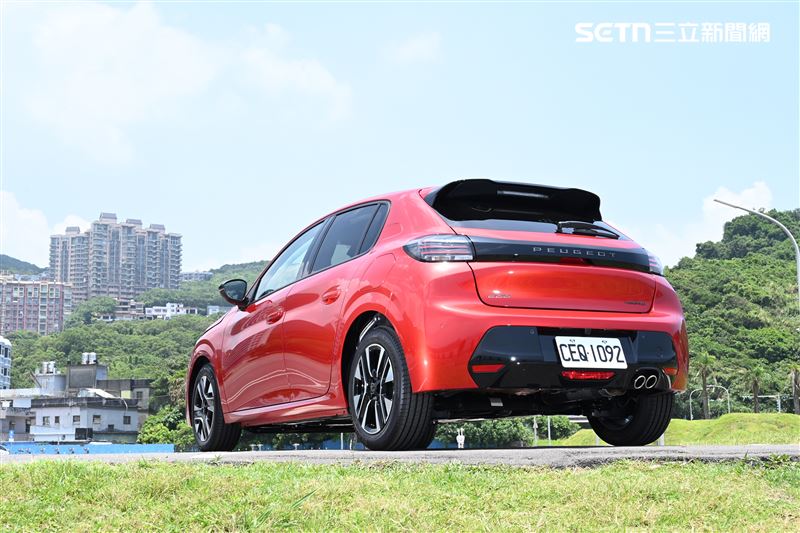 車尾則以橫向獅爪尾燈呼應前方設計。（圖／記者鍾釗榛攝影）