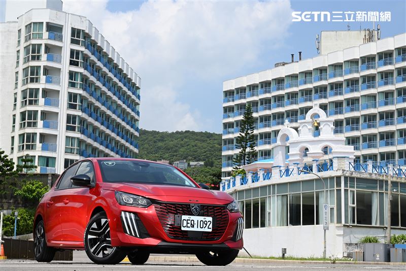 Peugeot 208擁有完整Level 2駕駛輔助、豐富配備，再加上靈巧車身與油電效率。（圖／記者鍾釗榛攝影）