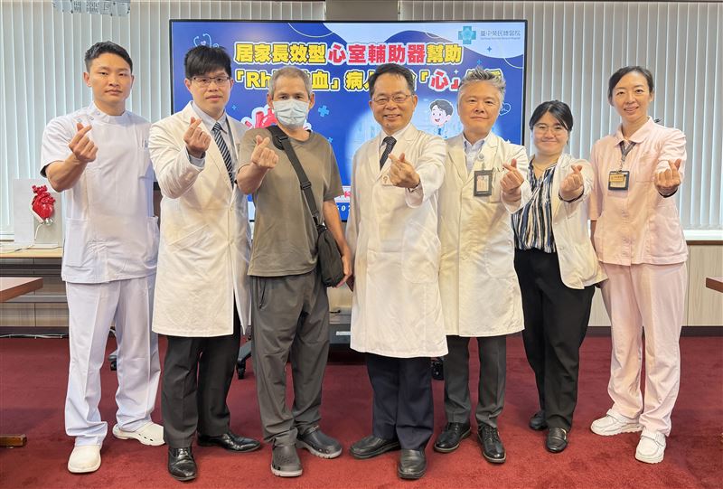 黃先生血型為全台僅千分之三人口的罕見「Rh陰性血」，因發生心肌梗塞，換心配對難度高，醫療團隊用人工心臟救命。(圖／翻攝畫面)