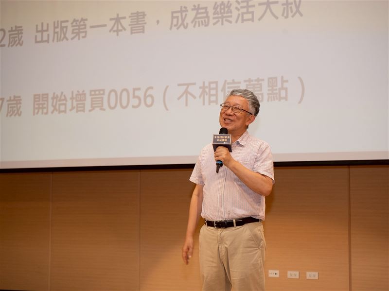 政大公企中心舉辦《全民理財素養公益系列講座》，邀請施昇輝分享人生四階段理財心法，吸引許多民眾踴躍參與。（圖／政治大學提供） 