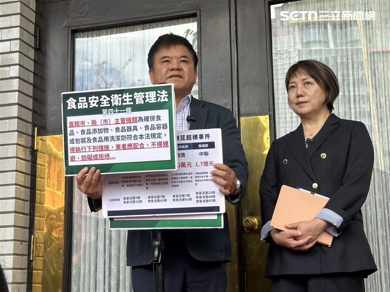 民進黨團幹事長莊瑞雄、書記長范雲在立院議場前受訪（圖／記者劉秀敏攝影）