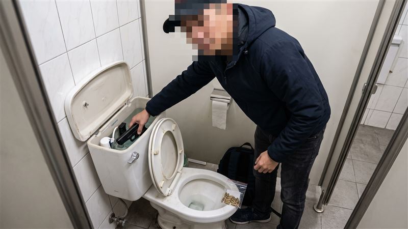 男子為支援友人助陣，從屏東衝台中西屯區春水堂，把槍彈藏入店內廁所水箱。（示意圖／AI生成圖）