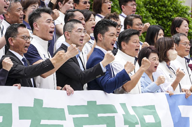 中聯油脂案延燒,台灣民眾黨立法院黨團總召陳清龍(前左起)、國民黨立委林沛祥、基隆市長謝國樑、台北市長蔣萬安、國民黨立法院黨團總召傅(山昆)萁、台中市長盧秀燕等人24日在立法院議場前廣場齊聲喊口號,呼籲民眾走上街頭要求真相