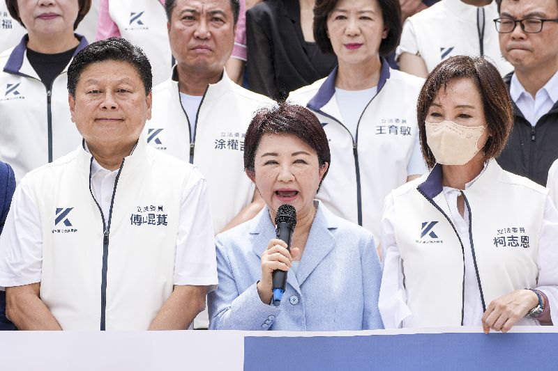 中聯油脂案持續延燒,台中市長盧秀燕(前中)24日在立法院表示,中央政府擬讓19批油品重新上架,儘管多數地方政府反對,中央仍要求開放,質疑決策過程