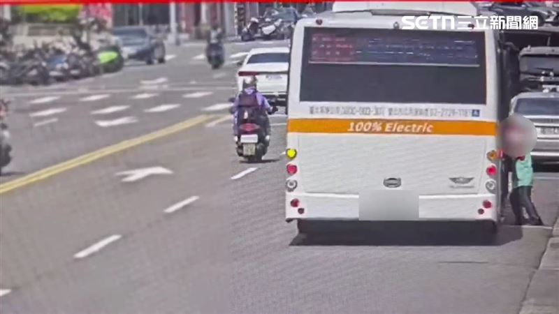 北市張婦從後門上公車，鄭姓司機過早關門害她摔倒，雙腿遭後車輪輾斷。（圖／翻攝畫面）