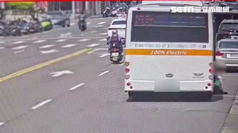 北市張婦從後門上公車，鄭姓司機過早關門害她摔倒，雙腿遭後車輪輾斷。（圖／翻攝畫面）