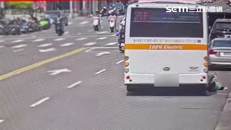 北市張婦從後門上公車，鄭姓司機過早關門害她摔倒，雙腿遭後車輪輾斷。（圖／翻攝畫面）