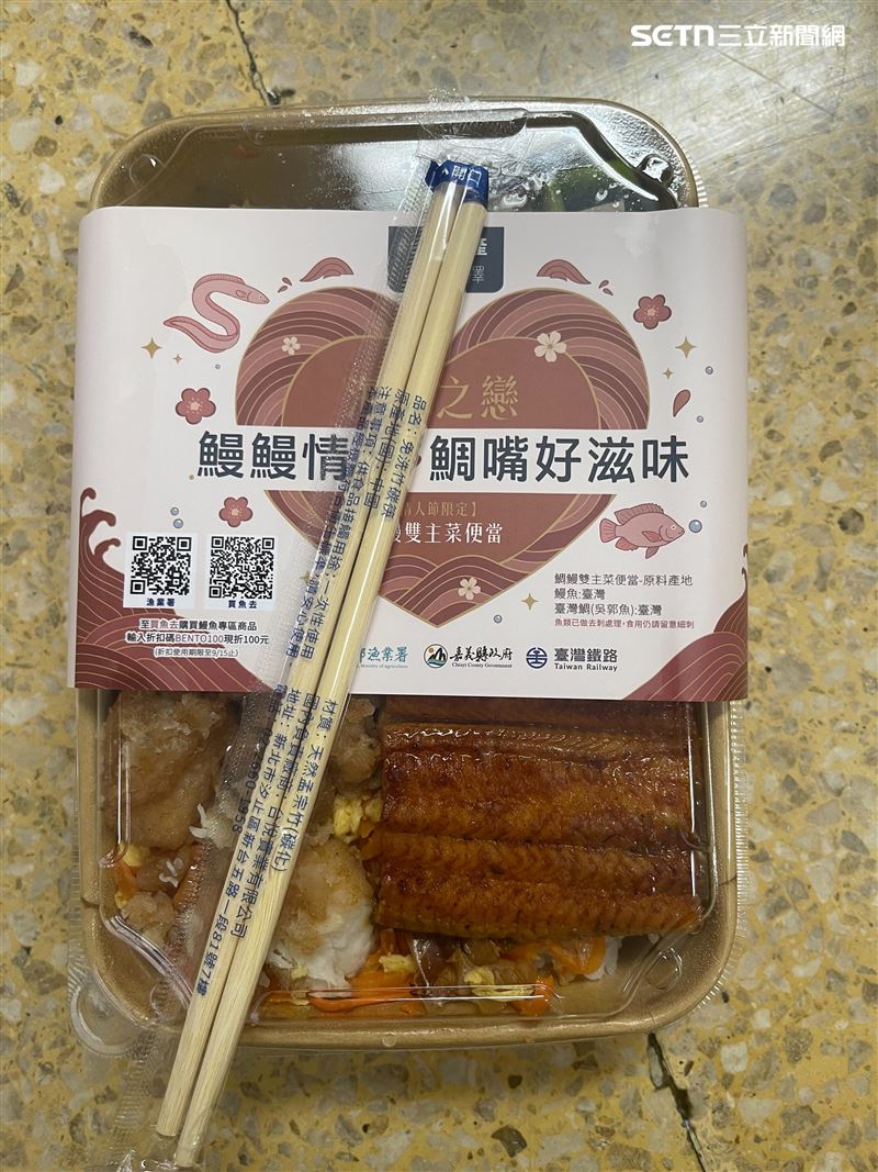 蔡易餘訂購台鐵公司與嘉義縣政府合作，在本月初開賣的雙主菜「鰻鰻情意 鯛嘴好滋味」便當，供立委與議事人員享用。（圖／記者楊士誼攝影）
