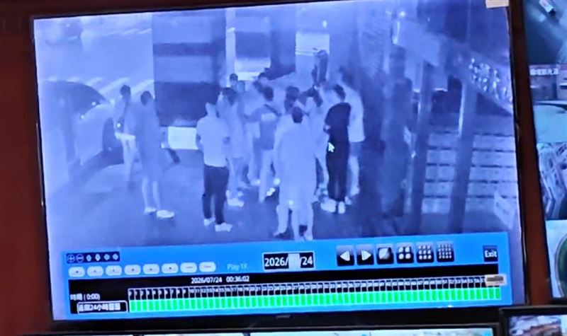 台中商辦疑設有私人招待所，分屬台中、苗栗兩派幫派人士在此談判，疑似因此爆發衝突。(圖／翻攝畫面)