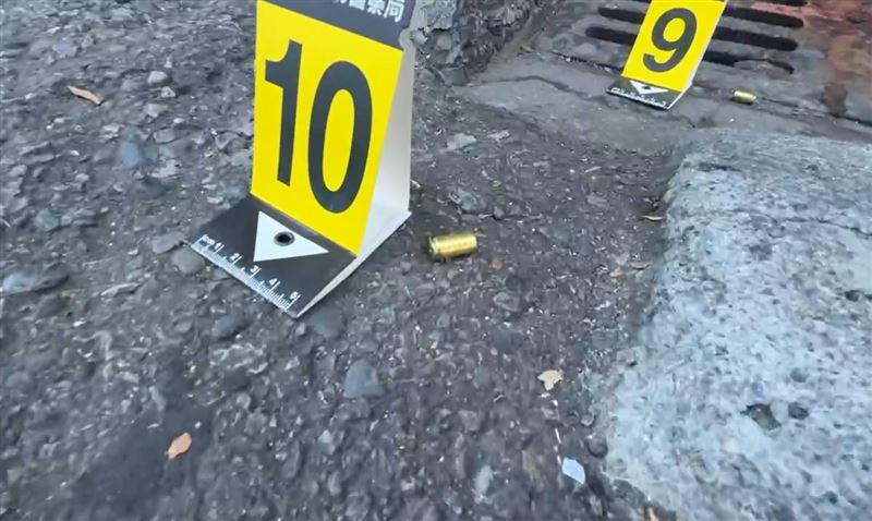 饒男持MP5衝鋒槍朝商辦大樓掃射，彈殼四處散落。(圖／翻攝畫面)