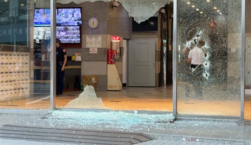 台中台灣大道二段一處商辦，凌晨5點多遭人開13槍狂轟，大片玻璃全碎裂。(圖／翻攝畫面)