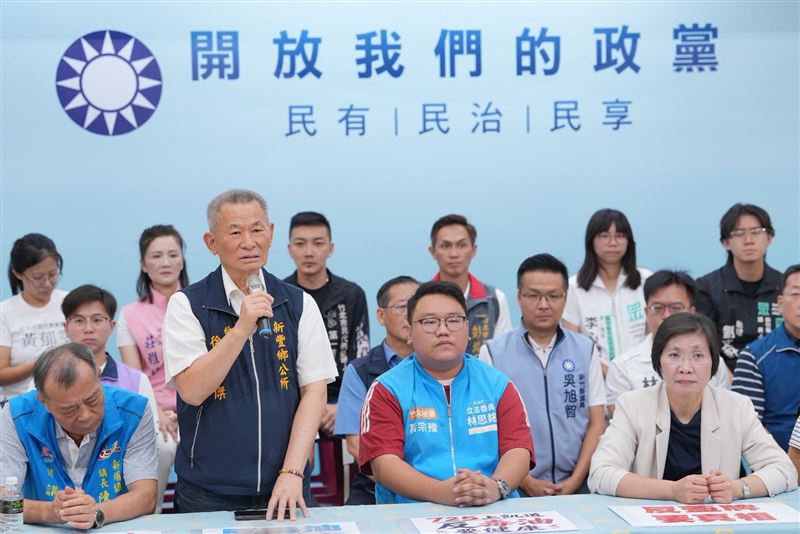 徐欣瑩在國民黨新竹縣黨部舉辦記者會,無黨籍的新豐鄉長徐煒傑坐第一排還發言,讓藍營基層相當不滿(圖/翻攝自徐欣瑩臉書)