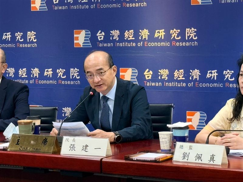 台經院將2026年經濟成長率預測值大幅上修2.82個百分點至10.38%,優於中研院的10.16%與中經院的10.35%。不過,台經院上修全年消費者物價指數(CPI)年增率至1.98%,逼近2%的通膨警戒線。台經院院長張建一分析,全球仍面臨多項下行風險,中東地緣政治風險再度升高,美國與伊朗於6月簽署的協議破局,雙方爆發軍事衝突。美國總統川普宣布自7月14日起恢復對伊朗海上封鎖,導致承載全球20%原油運輸的荷姆茲海峽航運量降至戰時水準。能源成本上升與海運保費飆漲,恐對亞洲出口導向經濟體造成沉重壓力。圖為台經院院長張建一(圖/台經院提供)