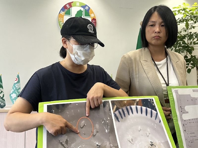 民進黨台中市議員張家銨（右）24日在台中市議會黨團舉行記者會，陪同家長出面控訴，指日前帶著孩子到大戶屋用餐，卻在白飯中吃到陶瓷碎片，2人口腔受傷，家長不滿事發12天沒回應，至今孩子看到白飯心生恐懼