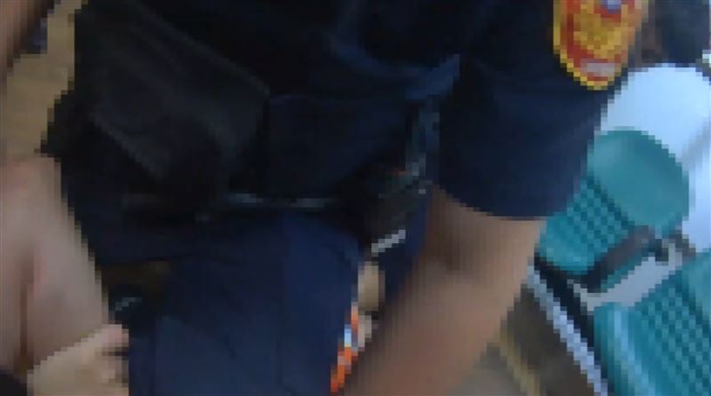 警方當場將擾亂者壓制。(圖/翻攝畫面)