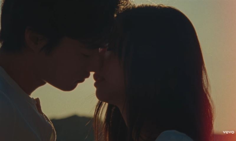 Jennie與Kai在昏黃燈光下越靠越近，兩人幾乎臉貼臉。（圖／翻攝自JENNIE YT）