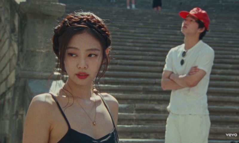 Jennie和Kai兩人在片中互動自然，散發濃濃戀愛感。（圖／翻攝自JENNIE YT）