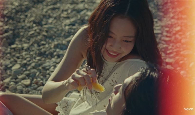 Jennie全新單曲〈Less than a Lover〉MV上架，畫面超唯美。（圖／翻攝自JENNIE YT）