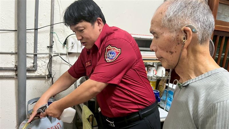 台中市消防局推廣安裝瓦斯漏氣遮斷器。(圖/台中市消防局提供)