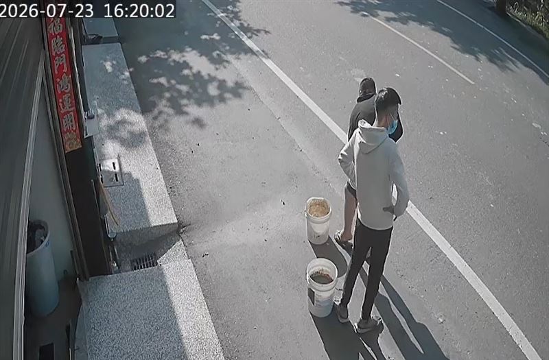 2名男子23日下午提著兩桶豬糞，朝前民進黨資深黨員林斯明的住家潑灑。(圖／翻攝畫面)