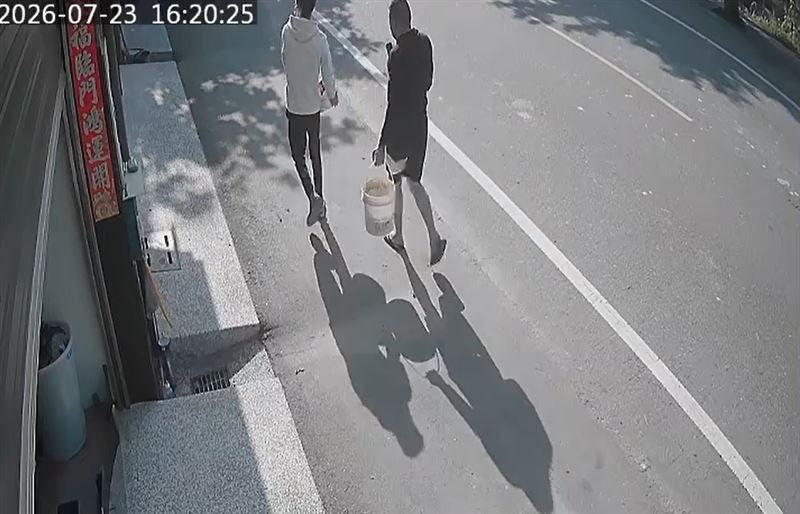 林斯明的哥哥當場被波及，屋內客廳滿是穢物。(圖／翻攝畫面)
