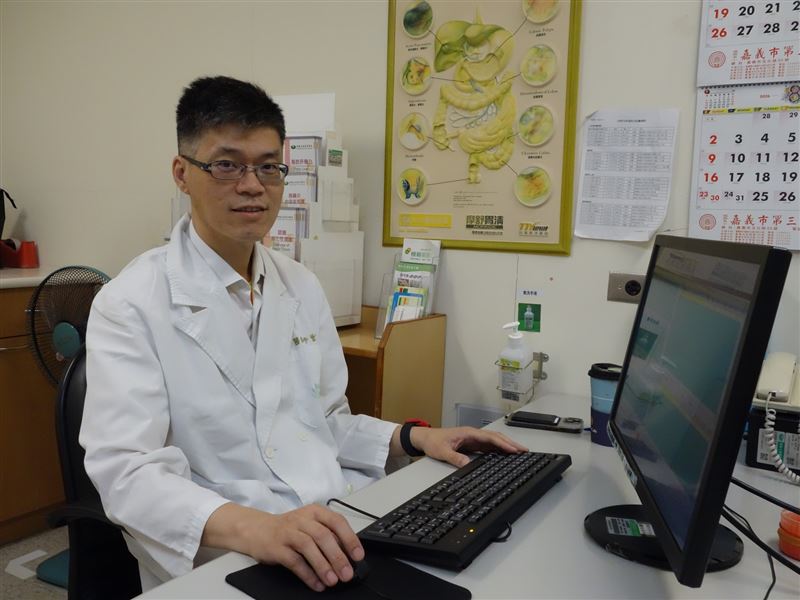 大林慈濟醫師曾志偉表示，植糞石若未及時處理，恐引發胃潰瘍、穿孔或腸阻塞。（圖／大林慈濟醫院提供）
