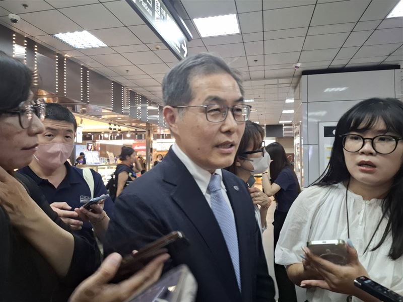 台鐵公司總經理馮輝昇今(24)日說明台北車站商場營運廠商轉換及交接盤點。(圖/記者周佩怡攝影)