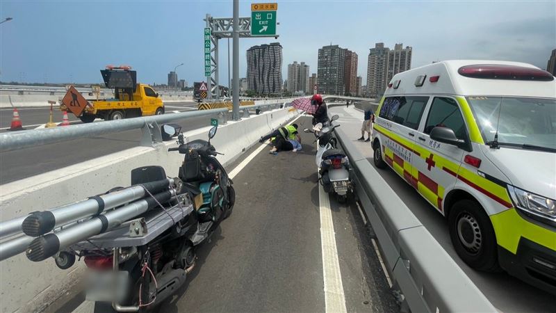 淡江大橋機車道自摔車禍事故現場救援情形。(圖/翻攝畫面)