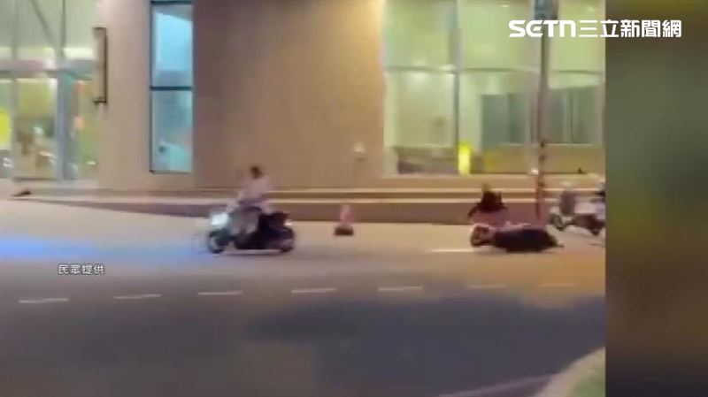逃逸男子衝撞無辜民眾,遭撞騎士倒下重摔人行道