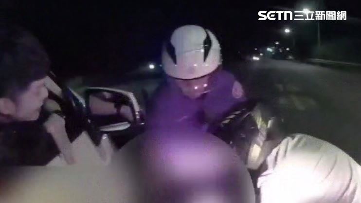 員警成功以車攔人逮人