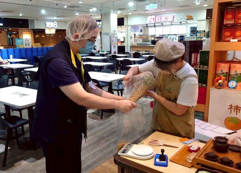桃園市政府衛生局自今年3月起辦理「飲冰品及涼麵」食品安全專案抽驗。(圖/桃園市衛生局提供)