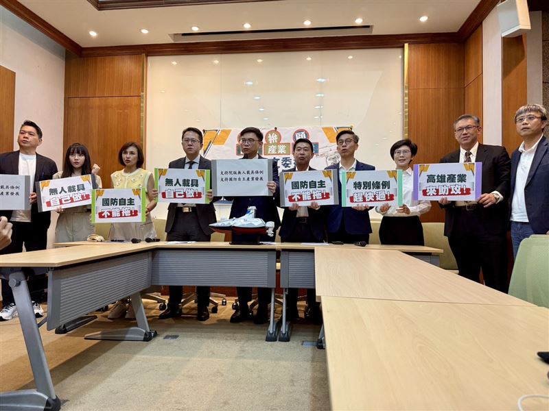 多名綠委與台船公司共同召開記者會，呼籲盡速通過行政院版《國防自主無人載具採購特別條例》草案，讓國防採購給予國內無人機與無人艇業者穩定「長單」承諾升級軍規科技。（圖／賴瑞隆辦公室提供）