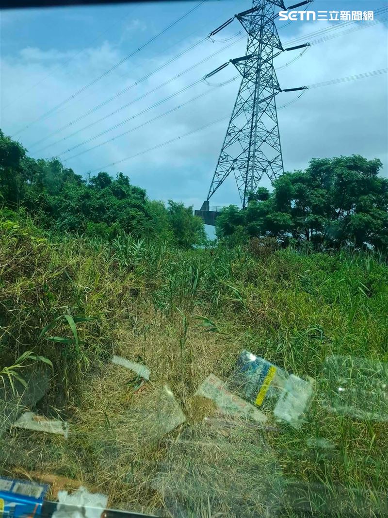 老翁棲身的地點地處相當偏僻的大肚溪畔,一般人根本無從發現有人居住在此。(圖/翻攝畫面)