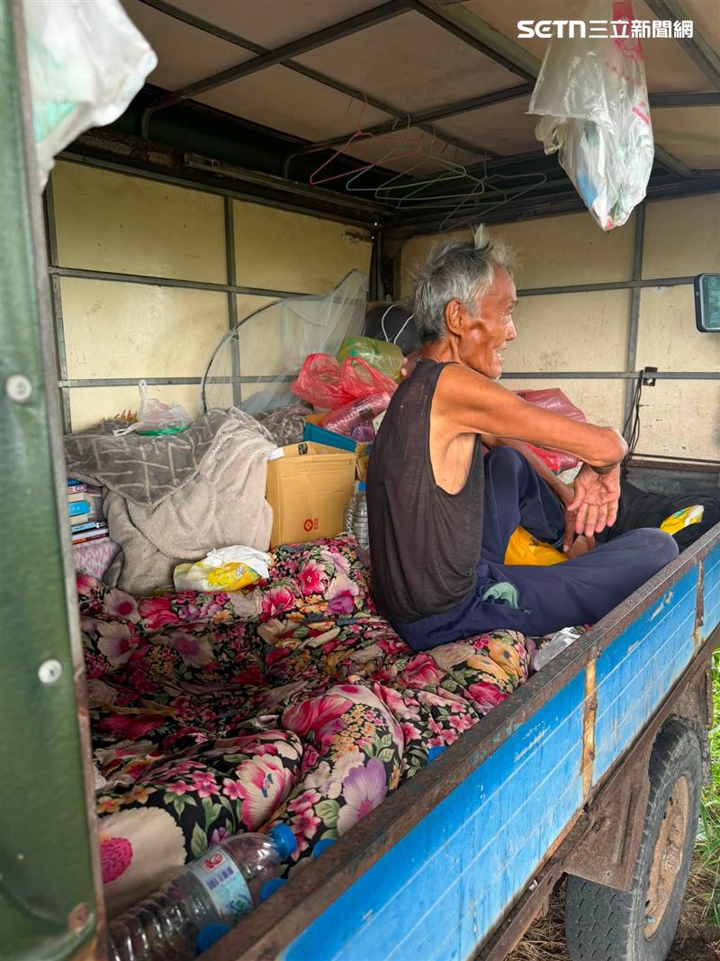 老翁育有一子,目前在台中潭子租屋、家境不佳;老翁在橋下獨居近3年,平日全靠撿拾田間剩餘的落花生、路邊野菜,以及大肚溪的福壽螺與蝸牛過活。(圖/翻攝畫面)